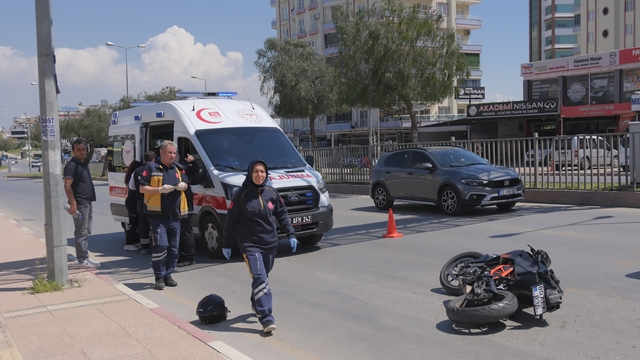 Mersin'de devrilen motosikletteki 2 kişi yaralandı