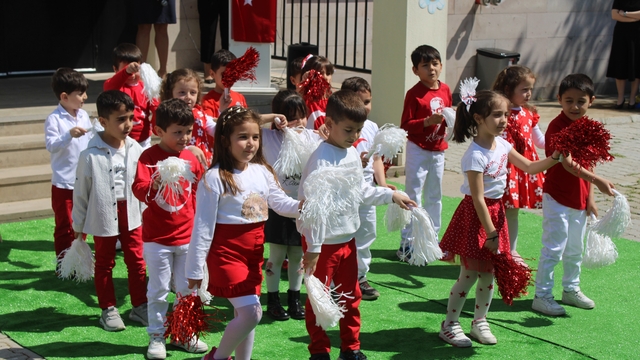 Minik öğrenciler polis abileri unutmadı