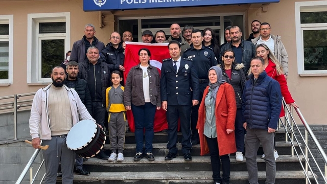 Mahalle sakinlerinden polislere sürpriz kutlama