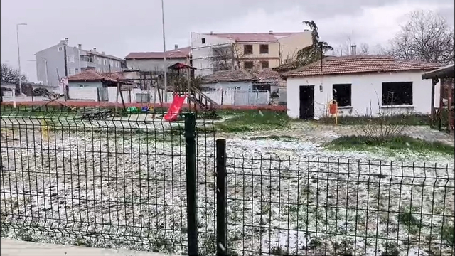 Edirne'de dolu yağışı; ilçe beyaza büründü