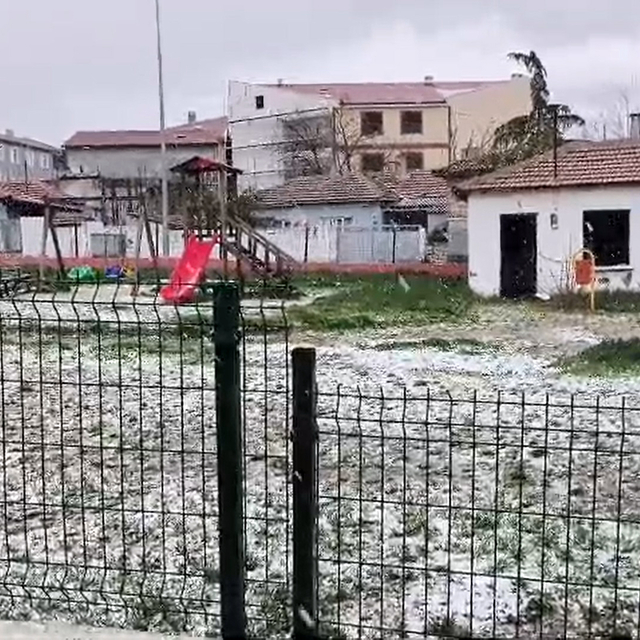 Edirne'de dolu yağışı; ilçe beyaza büründü