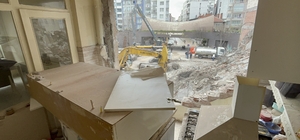 Yıkılmaya çalışılan bina sebebi ile zarar görenler artıyor Bu defa da binanın yanındaki apartmanda bulunan bir evin mutfak duvarı yıkıldı, başka bir odanın camları kırılırdı Evde kiracı olarak oturan sahibi Dilara Nur Tuna; "Deprem olduğunu düşünerek korkup ablamla aşağıya indik" "Ev resmen deprem oluyormuş gibi, beşik gibi sallanıyordu" Anneanne Şenel Ünder; "Ayın 6'sından beri süren bu korku dolu bekleyişin bir an önce son bulmasını istiyoruz"