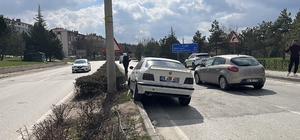 Eskişehir'de refüje çarpan otomobilin sürücüsü yaralandı