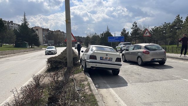 Eskişehir'de refüje çarpan otomobilin sürücüsü yaralandı