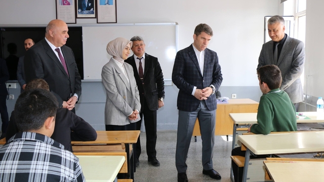 Vali Bakan'dan Gümüşhacıköy'de okul ziyareti