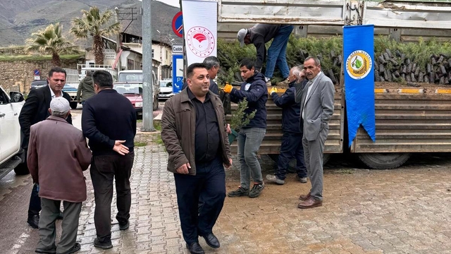 Keban'da vatandaşlara 20 bin fidan dağıtıldı