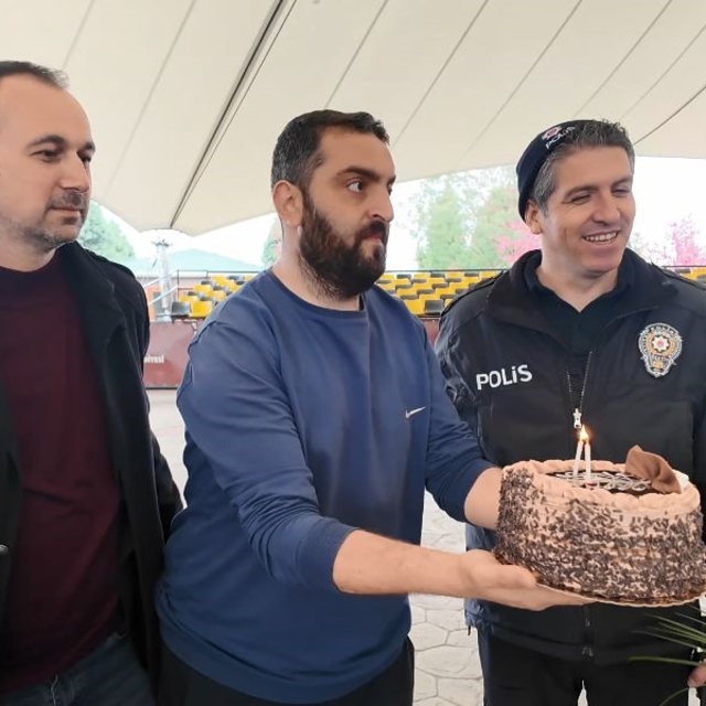 İhbara giden polislere pastalı sürpriz