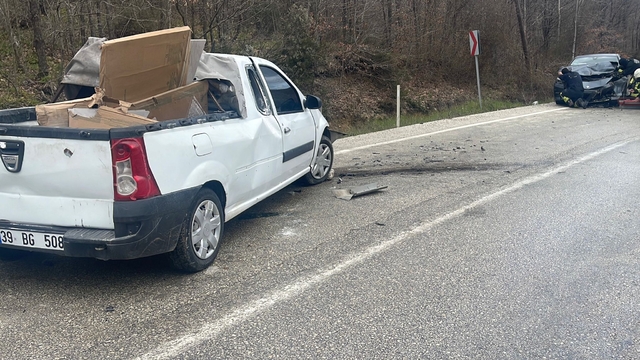 Tekirdağ'da kamyonetle otomobilin çarpıştığı kazada 4 kişi yaralandı
