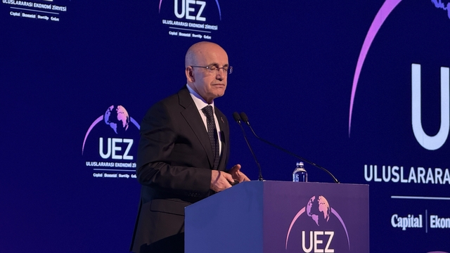 Hazine ve Maliye Bakanı Şimşek: "Vatandaşlarımızın yastık altında 640 milyar doları olduğu tahmin ediliyor"
"Bu tasarruf sistemde olsa tabii sistemin kırılganlığı çok daha az olurdu"
"Vatandaşımızın 'altın'a tarihi ilgisi sebebiyle sistem dışında ciddi birikimleri var"
"Önümüzdeki 20 yılda demir yollarına en az 70 milyar dolar yatırım yaparak, tüm sanayi bölgelerini ve üretim üslerini limanlara bağlayacağız"