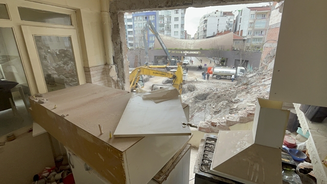 Yıkılmaya çalışılan bina sebebi ile zarar görenler artıyor
Bu defa da binanın yanındaki apartmanda bulunan bir evin mutfak duvarı yıkıldı, başka bir odanın camları kırılırdı
Evde kiracı olarak oturan sahibi Dilara Nur Tuna;
"Deprem olduğunu düşünerek korkup ablamla aşağıya indik"
"Ev resmen deprem oluyormuş gibi, beşik gibi sallanıyordu"
Anneanne Şenel Ünder;
"Ayın 6'sından beri süren bu korku dolu bekleyişin bir an önce son bulmasını istiyoruz"
