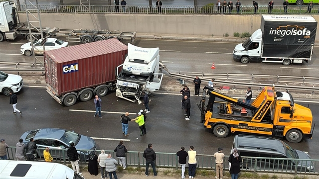D-100'de kazaya karışan tır makaslayarak karşı şeride geçti
Kocaeli'de tır ve iki otomobil kazaya karıştı