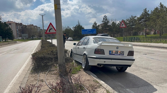 Kontrolden çıkan araç orta refüje çıktı, sürücü yaralandı