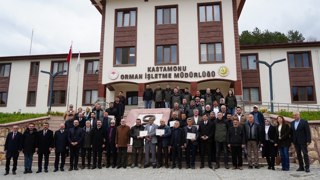 Kastamonu'da yangına hassas köylere 20 su tankeri dağıtıldı
Bölge Müdürü Yaslıkaya: "Şu ana kadar dağıttığımız tankerlerle toplam 856 adet yangına müdahale edildi"