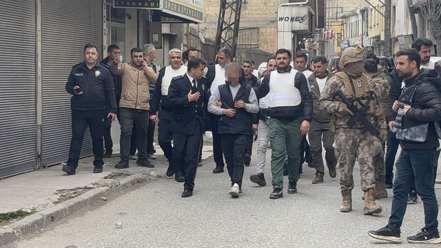 Gaziantep'te hareketli dakikalar: 5 kişiyi rehin aldı, polise ateş açtı, yakalandı
Sevgilisini topuğundan yaraladı, teslim olduktan sonra rahat tavırları dikkat çekti