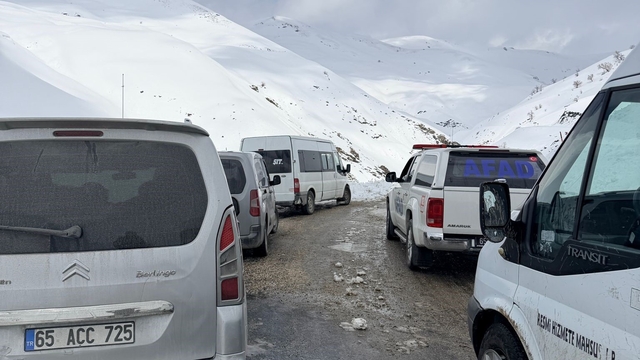 Bahçesaray-Hizan karayoluna çığ düştü: Yol yaklaşık 4 saat kapalı kaldı