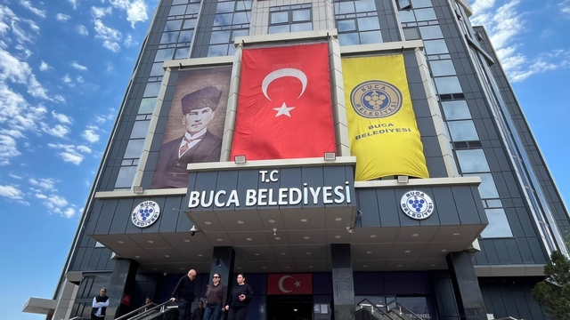 SGK'dan Buca Belediyesine 'bankamatik personeli' incelemesi
Buca Belediyesi AK Parti Grup Başkanvekili Veli Balyemez:
"Tespitlere göre 40'ın üzerinde bankamatik personeli var"