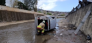 İskenderun'da kanala düşen otomobildeki 2 kişi yaralandı