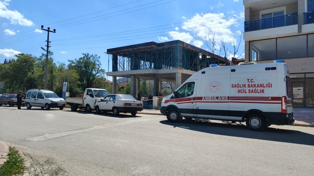 Burdur'da park halindeki kamyonete çarpan otomobilin sürücüsü yaralandı