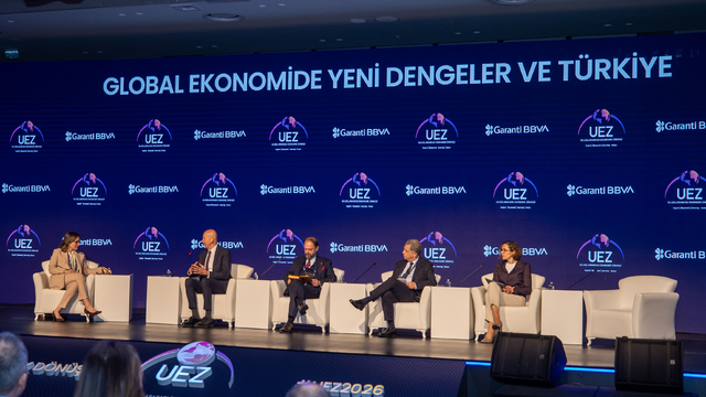 Uluslararası Ekonomi Zirvesi düzenlenen oturumlarla devam ediyor