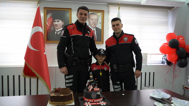 Isparta'da şehit çocuğu için sürpriz doğum günü programı yapıldı