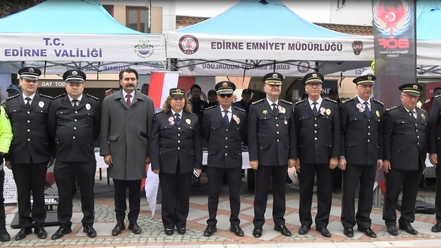 Edirne'de polis teşkilatı nostaljik sergisi ilgi gördü
Edirne'de polis teşkilatının eski kıyafetleri ve ekipmanları sergilendi