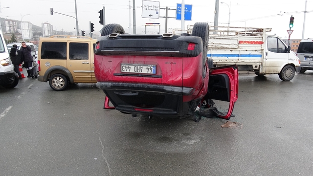 Otomobil ile çarpışan araç ters döndü: 2 yaralı