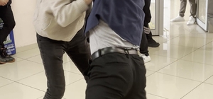 Üniversitede öğrenci gruplarının kavga ihbarına giden polise sürpriz kutlama