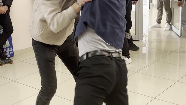 Üniversitede öğrenci gruplarının kavga ihbarına giden polise sürpriz kutlama