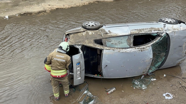 Hatay'da kanala devrilen otomobildeki anne ve bebeği yaralandı