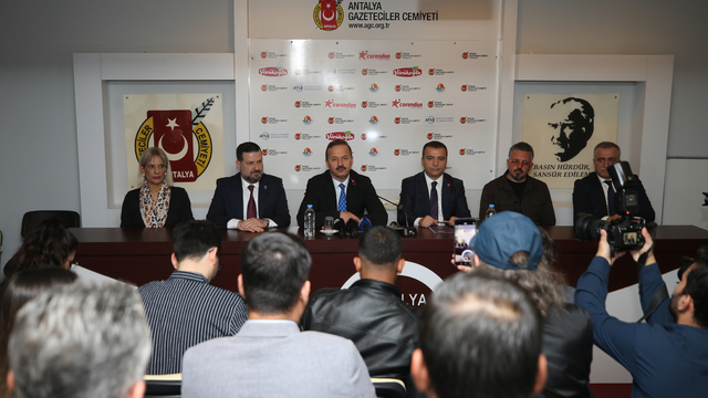 Anahtar Parti Genel Başkanı Ağıralioğlu, Antalya'da gazetecilerle bir araya geldi