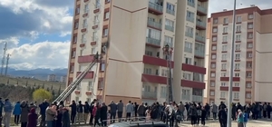 Niğde'de 5. katta çıkan yangında 4 kişi tedbir amaçlı hastaneye kaldırıldı