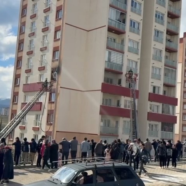 Niğde'de 5. katta çıkan yangında 4 kişi tedbir amaçlı hastaneye kaldırıldı