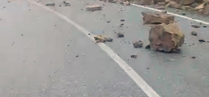 Tokat’ta yağış sonrası kaya parçaları yola yuvarlandı