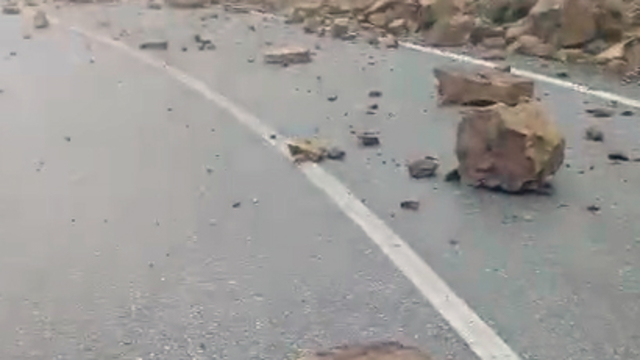 Tokat'ta yağış sonrası kaya parçaları yola yuvarlandı