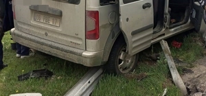 Kamyonet bariyerlere çarptı: 5 yaralı