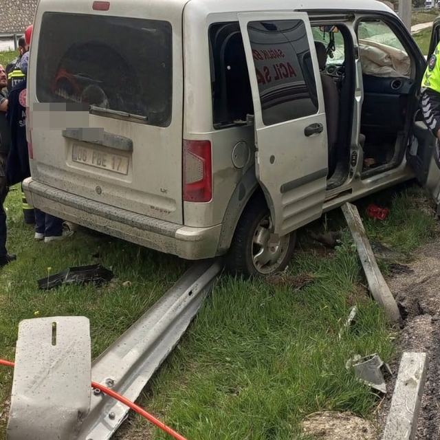 Kamyonet bariyerlere çarptı: 5 yaralı