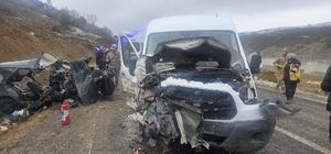 Öğretmenleri taşıyan servis ile otomobil çarpıştı: 1 ölü, 2’si ağır 10 yaralı