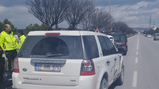 Kaçan sürücünün kullandığı otomobil polis aracına çarptı, 2'si polis 3 kişi yaralandı