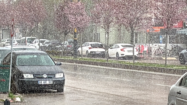 Aksaray'da Nisan ayında kar yağdı