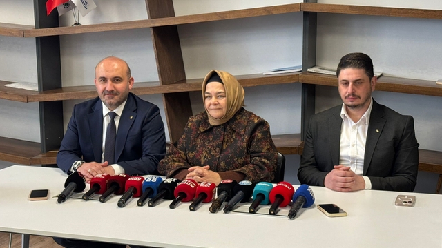 Başkan Albayrak: "ESKİ'de nepotizim zirve yaptı"
AK Parti İl Başkanı Gürhan Albayrak:
"Meclis yok sayıldı, evrakta sahtecilik yapıldı"
AK Parti Eskişehir Milletvekili Ayşen Gürcan:
"Çevreyolu bizim için elzem"