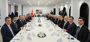 YÖK Başkanı Özvar, İzmir'de Ege Bölgesi'ndeki üniversitelerin rektörleriyle bir araya geldi