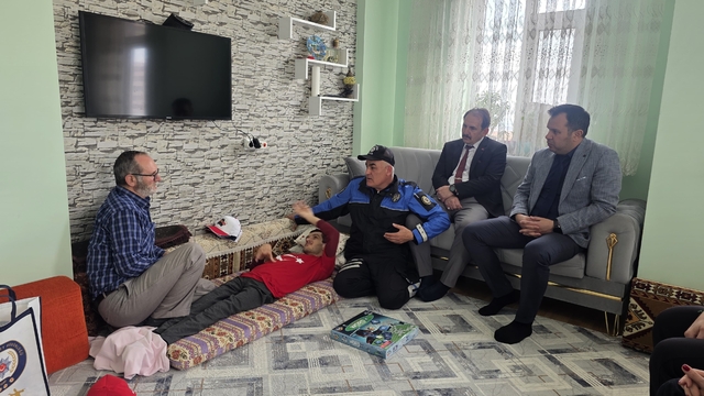 Bedensel engelli oğluna yaptığı aparatla takdir toplayan babaya ziyaretler sürüyor