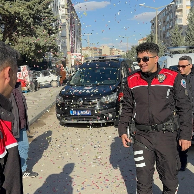 Kavga ihbarına giden polisler pasta ve çiçekle karşılandı