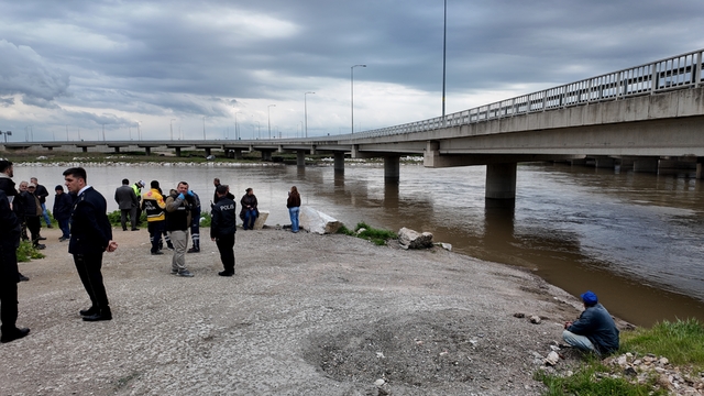 Bursa'da aracıyla akıntıya kapılan kişinin bulunması için çalışma başlatıldı