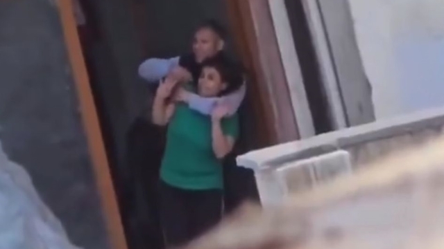 Polisleri görünce 5 kişiyi rehin alan cezaevi firarisi, ikna edilip gözaltına alındı (2)