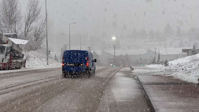 Samsun ve Kastamonu'da kar yağışı etkisini sürdürüyor