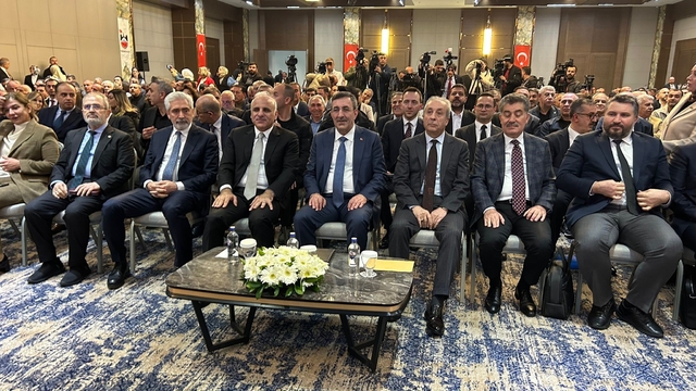 Cumhurbaşkanı Yardımcısı Yılmaz: ''Herkesin diline, üslubuna, yaklaşımına çok dikkat etmesi gereken bir süreçten geçtiğimizi de ifade etmek istiyorum''
''Bu süreçle birlikte hem demokrasi hem de kalkınma açısından yeni bir ortam atmosferin oluşması şeklinde düşünülmelidir''