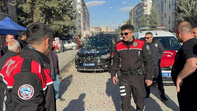 Kavga ihbarına giden polisler pasta ve çiçekle karşılandı