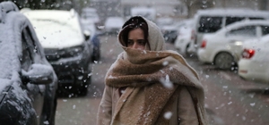 Nisan ayında lapa lapa kar yağışı: Kent merkezini beyaza bürüdü