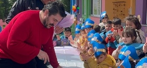 Anaokulu öğrencilerinden şüpheli şahıs ihbarına gelen polislere pastalı sürpriz